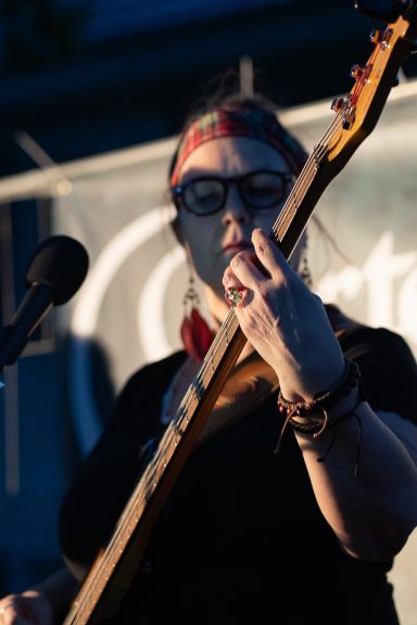 Annette Rosch mit ihrem Sandberg Bass