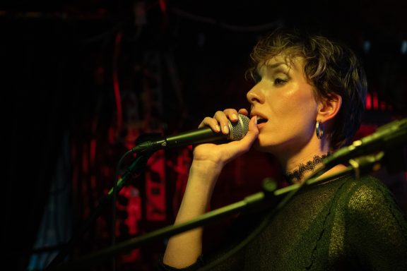 Janna singt mit Mikro