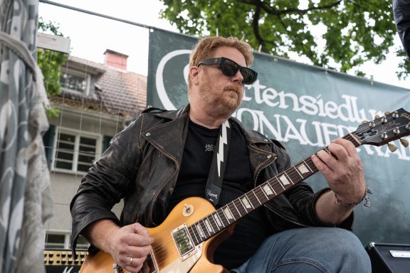 Reiner ganz cool mit Lederjacke und Sonnenbrille an seiner Les Paul.