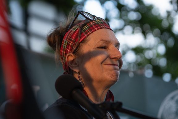 Annette freut sich