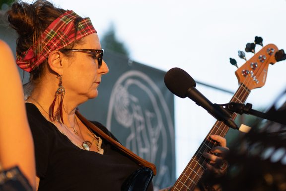Annette am Bass