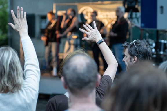Das Publikum winkt